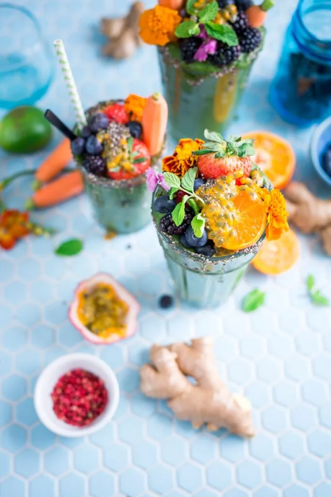 Des smoothies avec plein de fruits